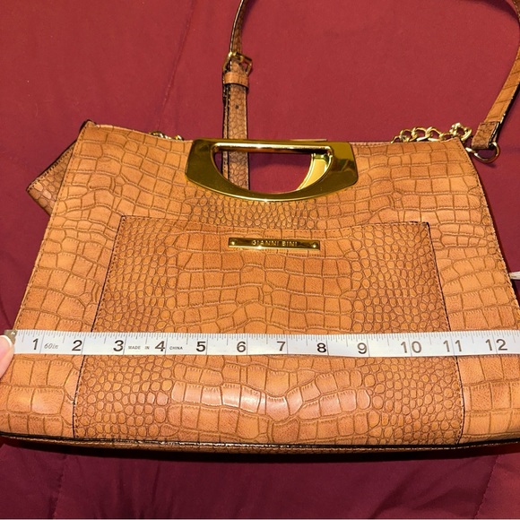 Gianni Bini Alligator Purse Magnetic closure/front pocket. Gold chain on strap - Picture 14 of 16